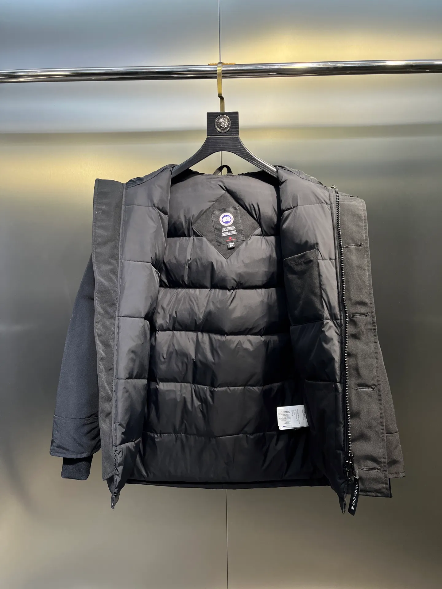 P860 Canada Goose model 06, the same model as the famous star, men's and women's models, with cold-proof flannel on the collar, which is close to the head and neck, comfortable and warm! The fabric is made of high-density nano-level waterproof fabric, which is windproof and wear-resistant and has a certain thickness! Seamless threaded cuffs! Avoid hard knots! It doesn’t matter how low the temperature is this winter, one piece is enough. I’ll give you the wind and temperature! Contains pure duck down, sufficient quantity, unique fashion design + waterproof craft fabric + big brand YKK double zipper pullers, real photos, upright style quality, regardless of the external standard and the internal content, you can feel free to compare it with the softer, easier to wrinkle and lighter version on the market!  size：s-xxl